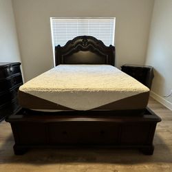 Queen Bedroom Set- New