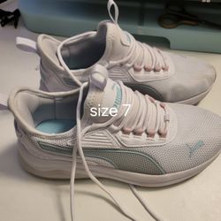 Puma Women Size 7 Like New