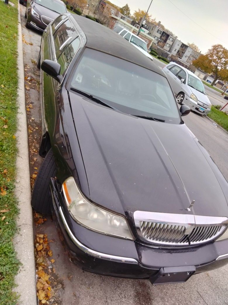 2004 Lincoln Executive Limousine