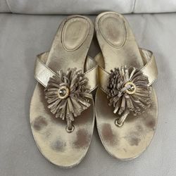 COACH Suki Thong Sandals Gold Metallic Flip Flop Fringe Flower Detail Size 8,5B