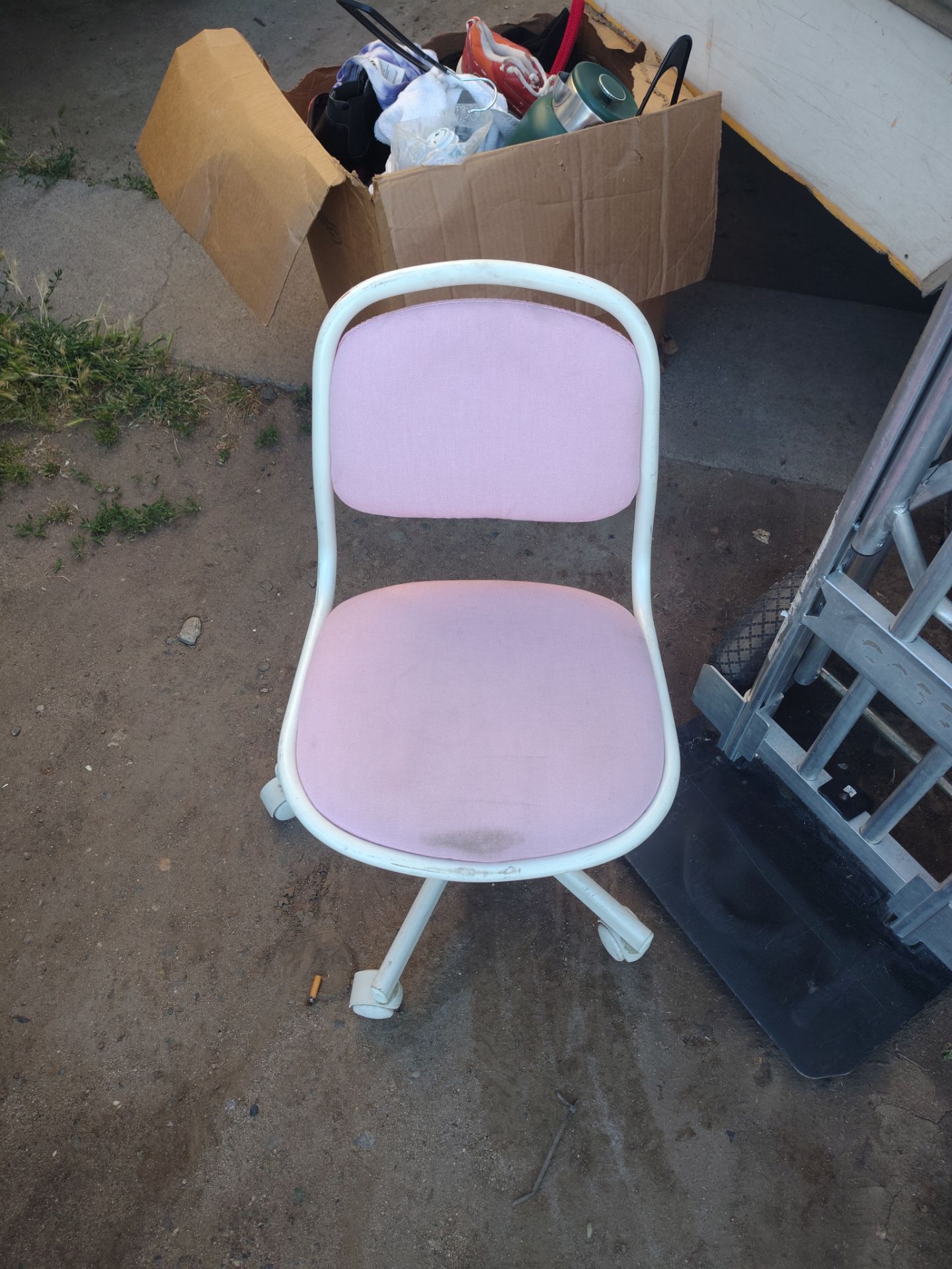 Adjustable wheel around chair