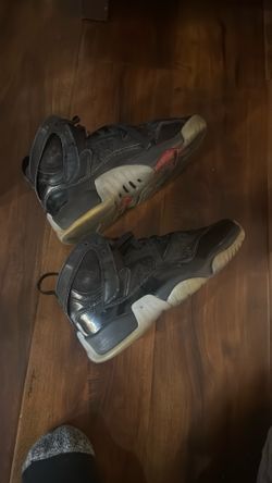 Boys Size 5.5Y Jordans