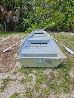 LOWE 14' JON BOAT with paddles & trolling motor
