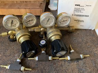 CO2 regulator with 3 way split (2 with 3 splitters)