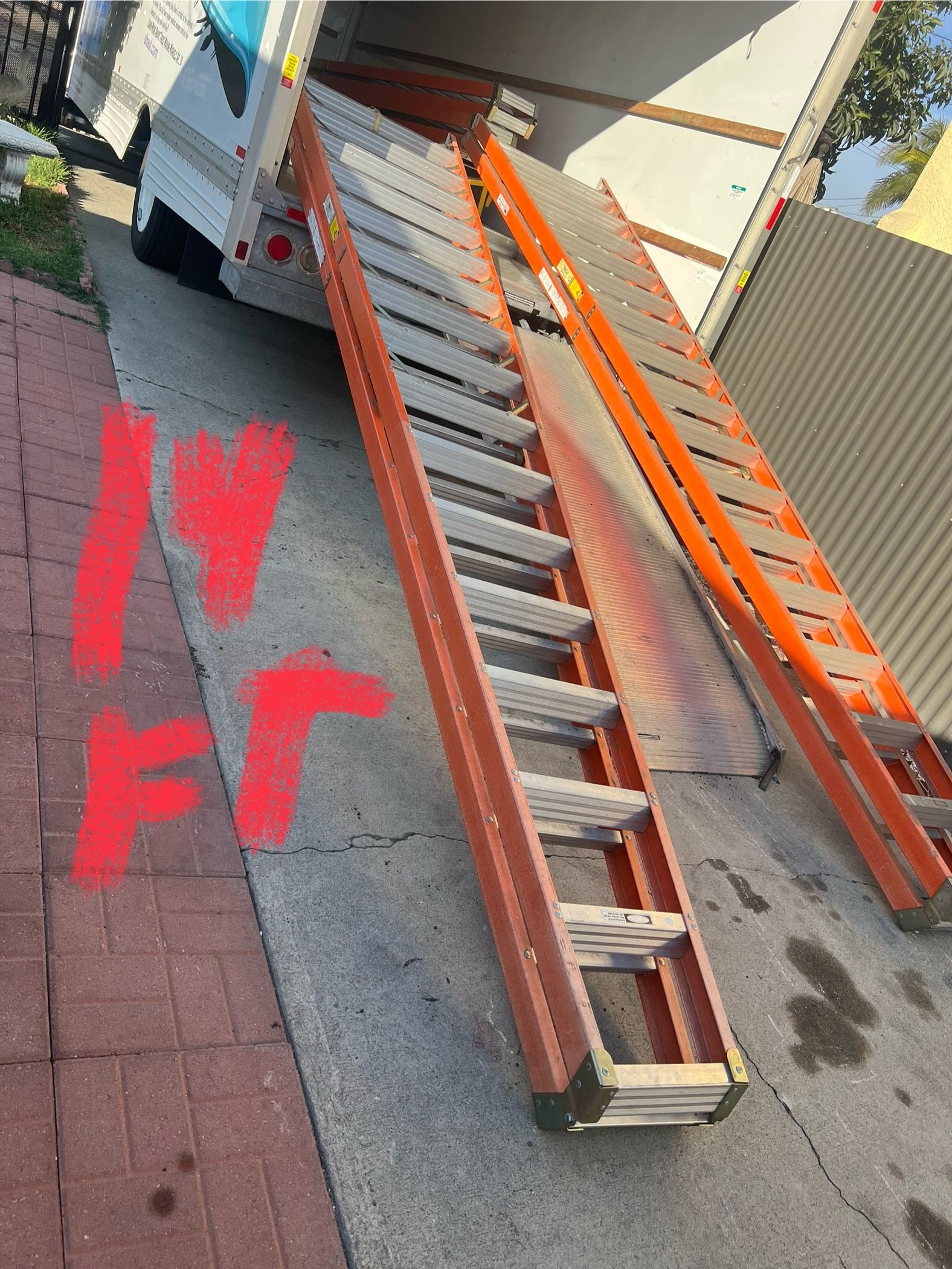 Escalera de 14 pies de fibra de vidrio casi nuevas doble subida muy baratas