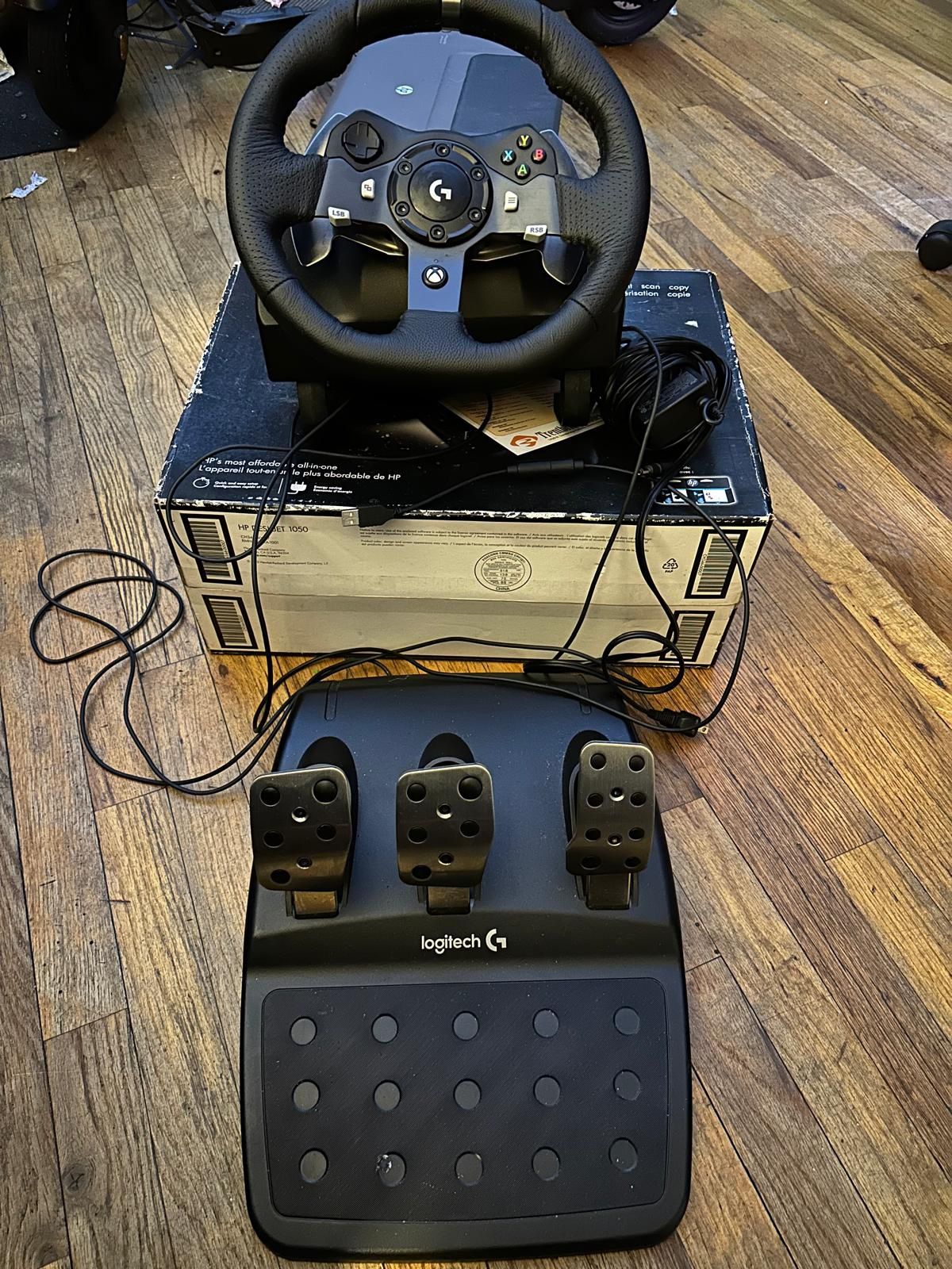 Logitech G920 Driving Force Racing Wheel and Floor Pedals, Real Force Feedback, Stainless Steel Padd
