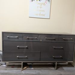 Modern 8-Drawer Dresser – Sleek Gray