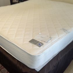 Mattress King size and its base.
