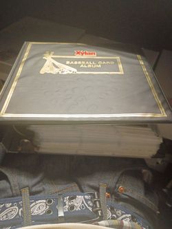 Baseball binder full of rookies over 650 cards