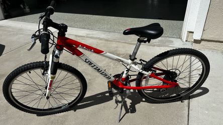 Specialized hotrock 24 inch 10.5 frame kids mountain bike