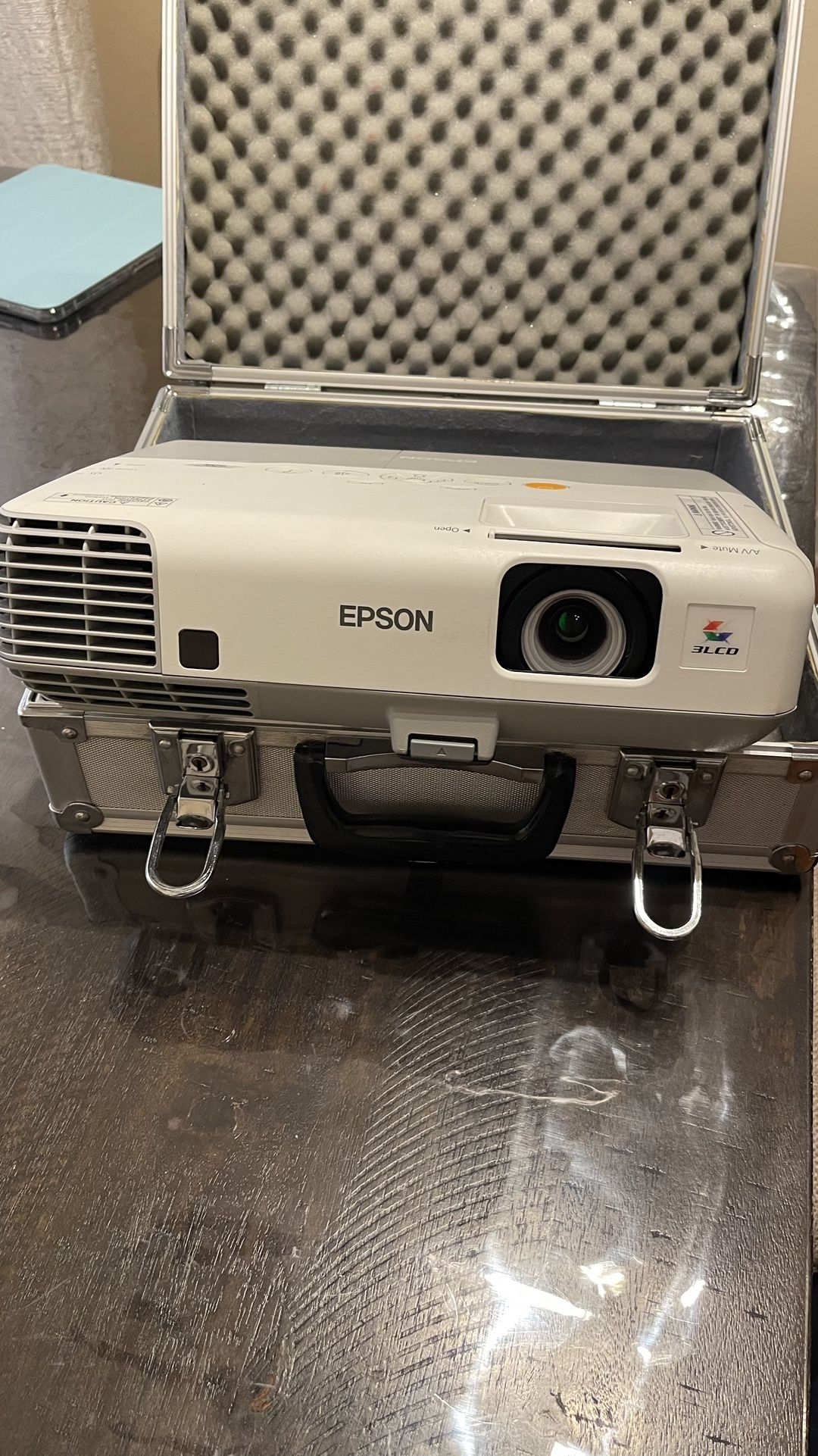 Epson PowerLite 93+ LCD Projector 2600 ANSI HD HDMI 1080i, Bundle Remote Control Power Cable HDMI Cable