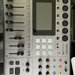 Zoom Podtrack P8  Podcasting Machine 