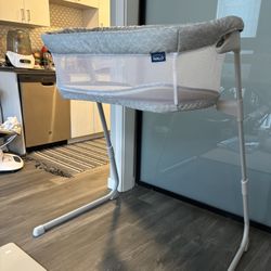 Bassinet Like New - HALO Baby Flex BassiNest