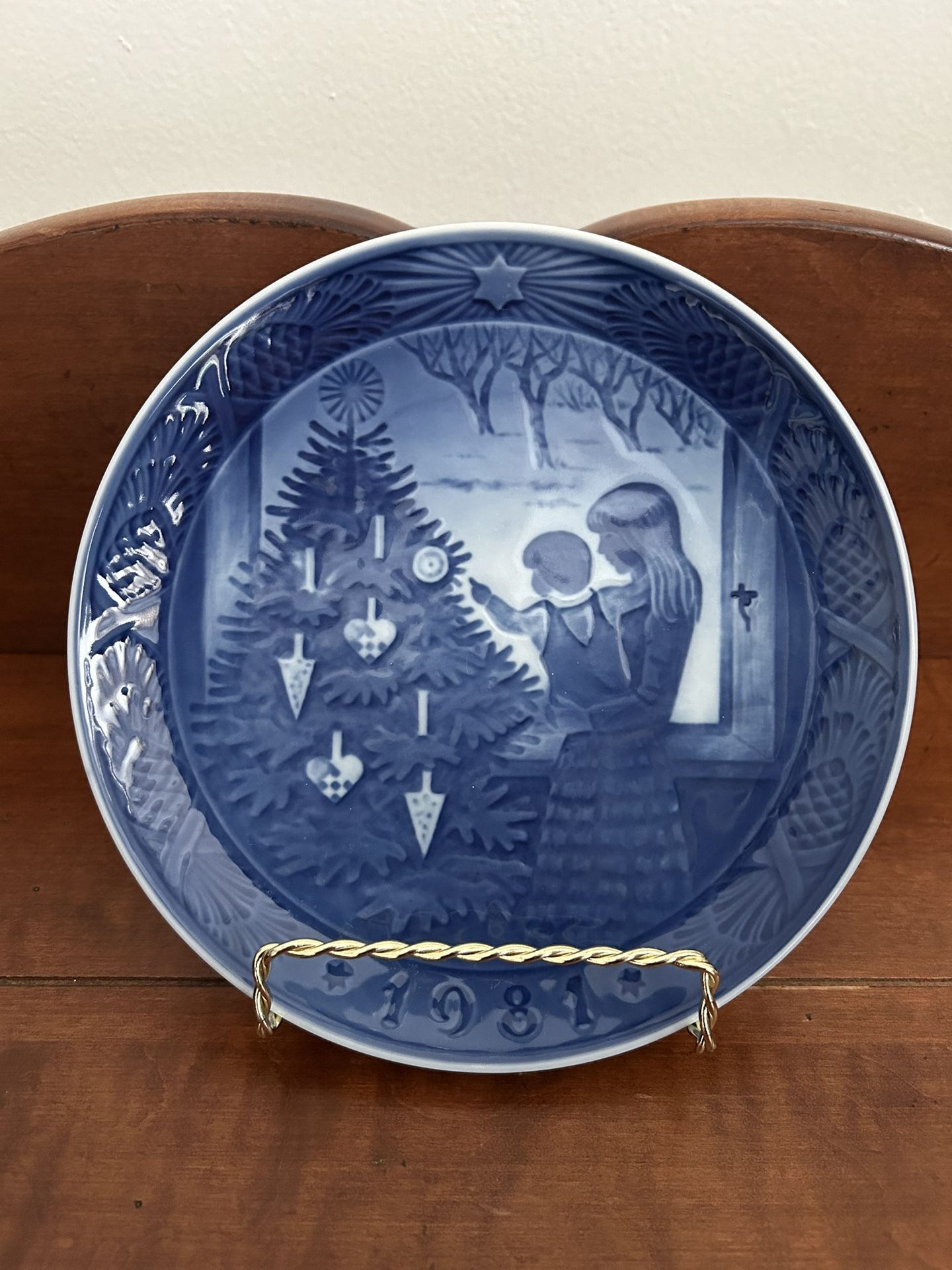 Vintage Royal Copenhagen Denmark 1981 Plate Admiring the Christmas Tree - just under 7.25” diameter 