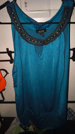 $8 LADIES BLOUSE SIZE MEDIUM