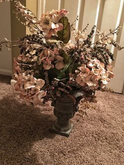 Flower arrangement with vase