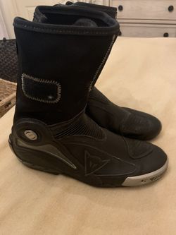 Motorcycle racing boots