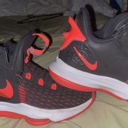 LeBrons Size 7.5  Mens No Laces Brand New