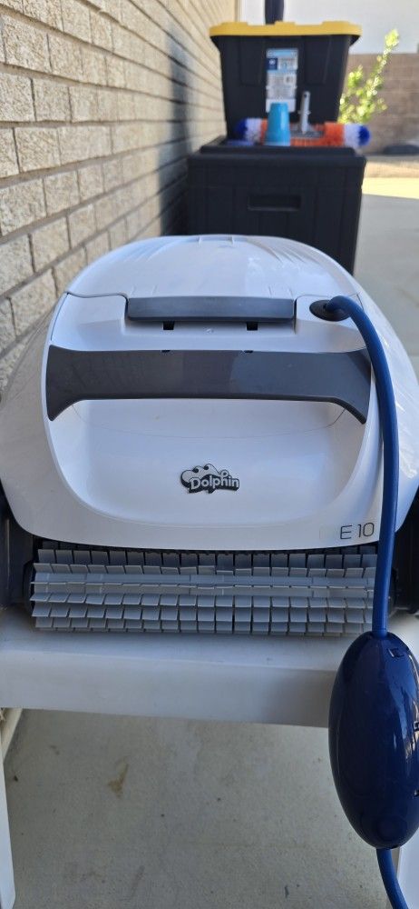 Dolphin E10 Pool Cleaner / Robot
