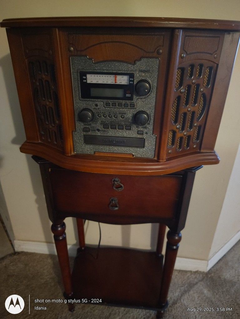 ANTIQUE RECORD PLAYER WITH FM AM AND CD