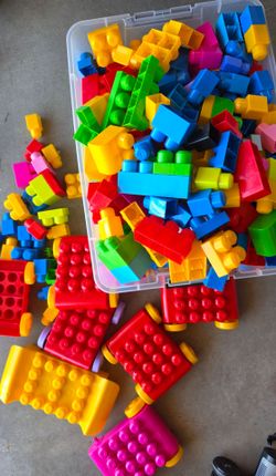 300+ Mega Bloks Building Blocks with 6 Car Building Bases