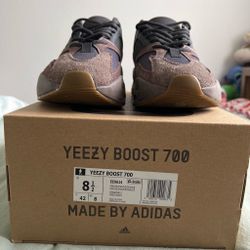 Yeezy 700 Mauve size 8.5
