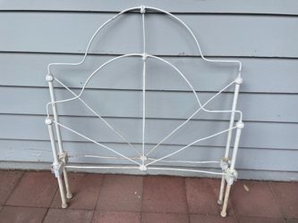 Twin size iron bedframe