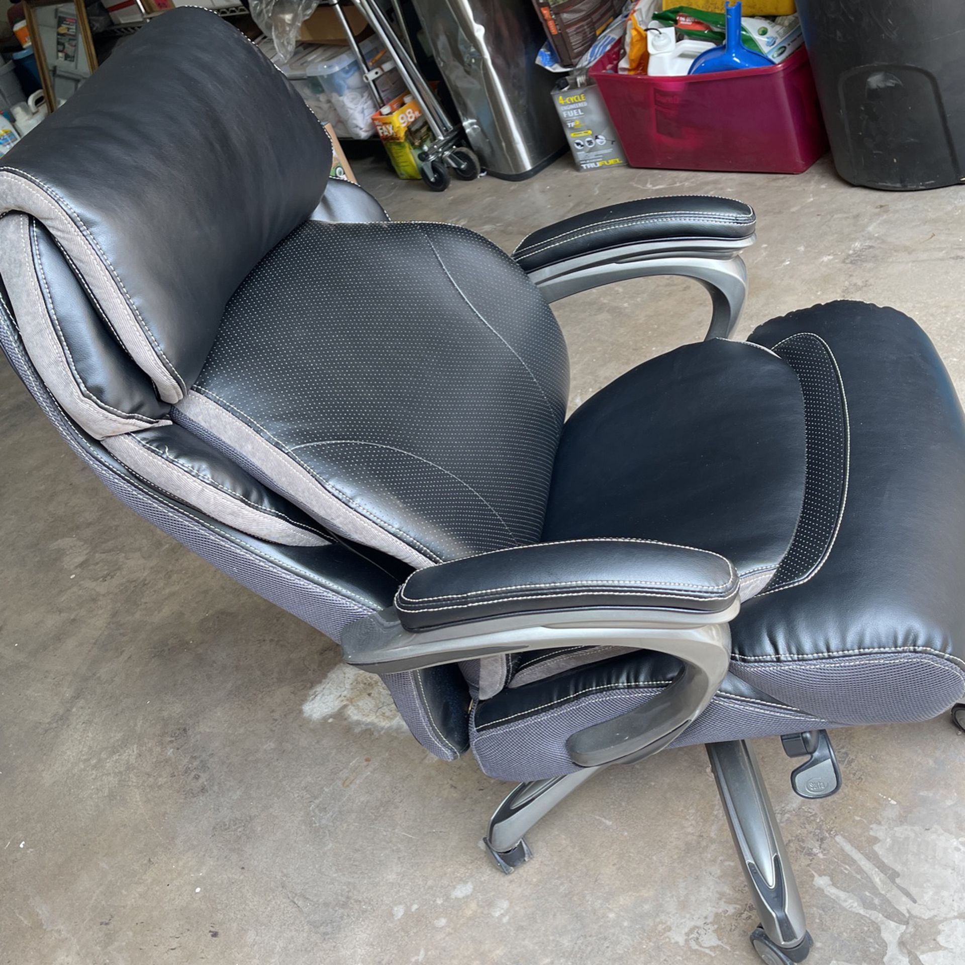 Serta Office Chair ,brand New Never Used Very Comfy And Padded  Goes All the Way Back.