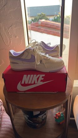 Nike Low-Top Sneakers Cream and Lavender