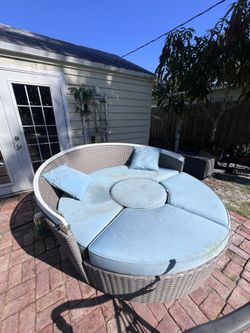 Sunbrella Circular Lounge Bed / Table Set