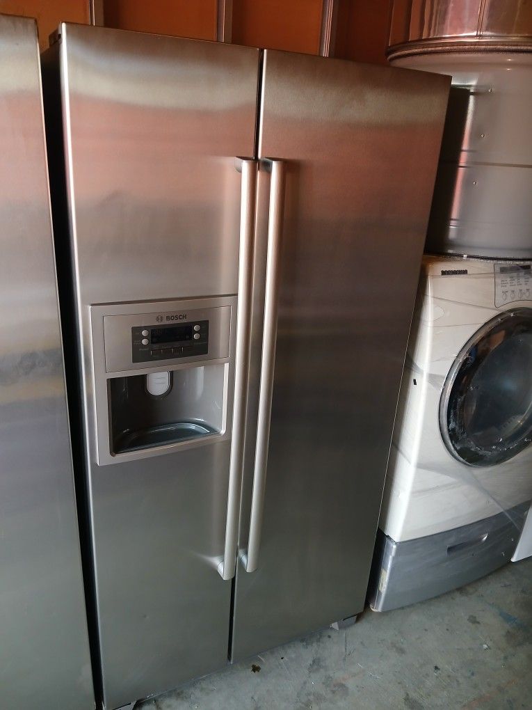 BOSCH STAINLESS STEEL SIDE TO SIDE COUNTER DEPTH REFRIGERATOR