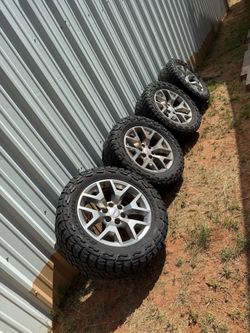20” GMC OEM Wheels & 33x12.50R20 Buckshot Mud Tires – Like New – Set of 4
