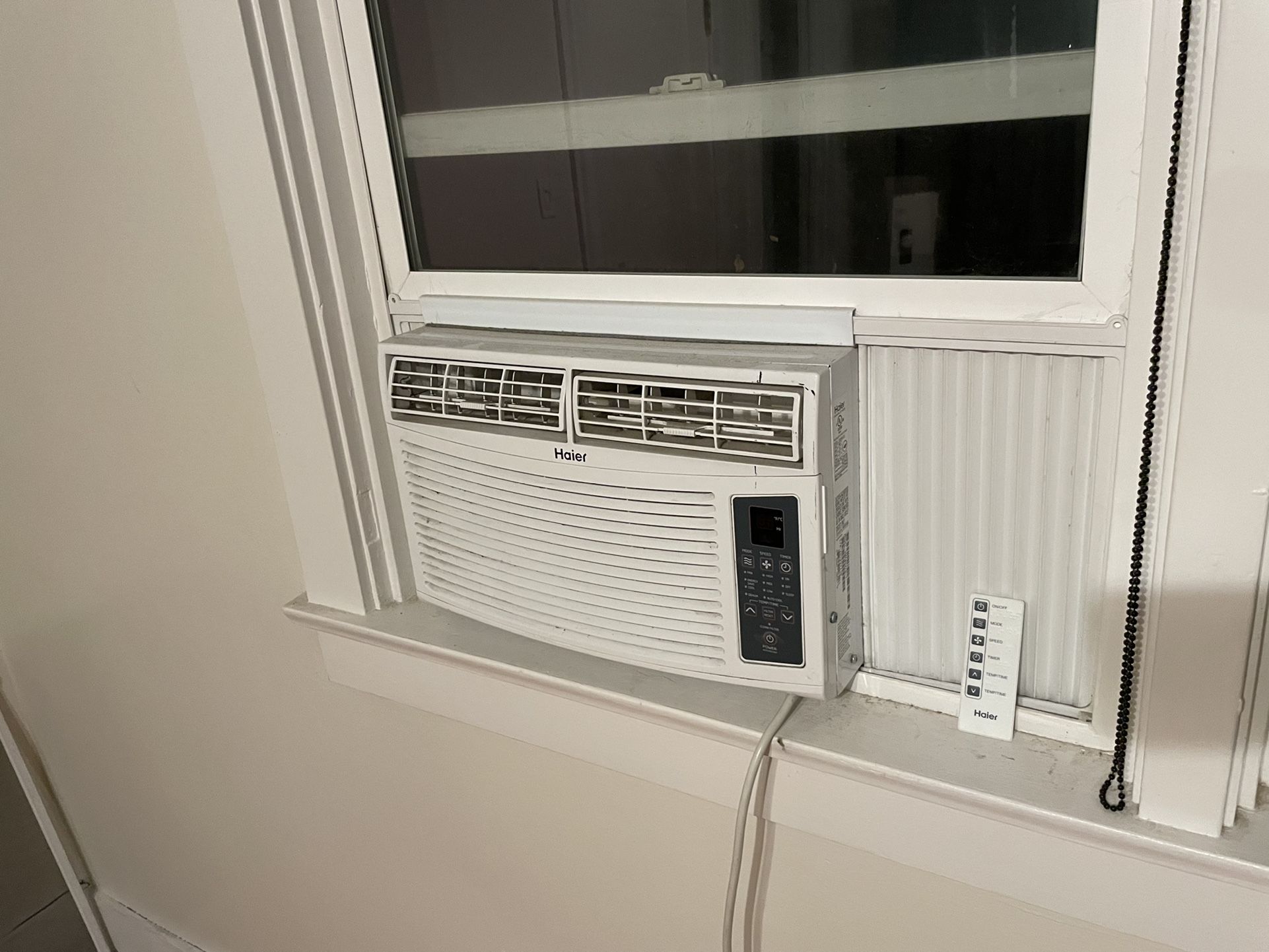 Window Air Conditioner (temperature Controlled With Remote)
