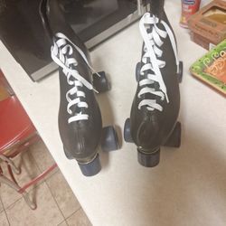 ROLLER DERBY ROLLER SKATES SIZE 9 MEN'S. $45 LIKE NEW  FIRM PRICE 