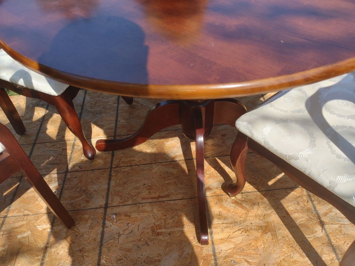 Kitchen Table And Chairs.  Still Has Plastic On Seat Cushions
