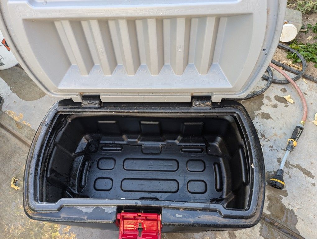 Rubbermaid Large Storage Container
