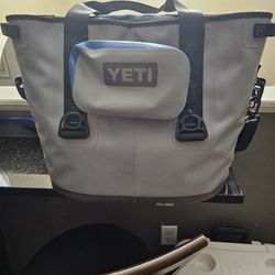 Yeti Hopper 30 With Side Kick Pouch And Bottle Openers