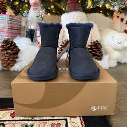 Women’s Uggs Navy Blue Size US 5