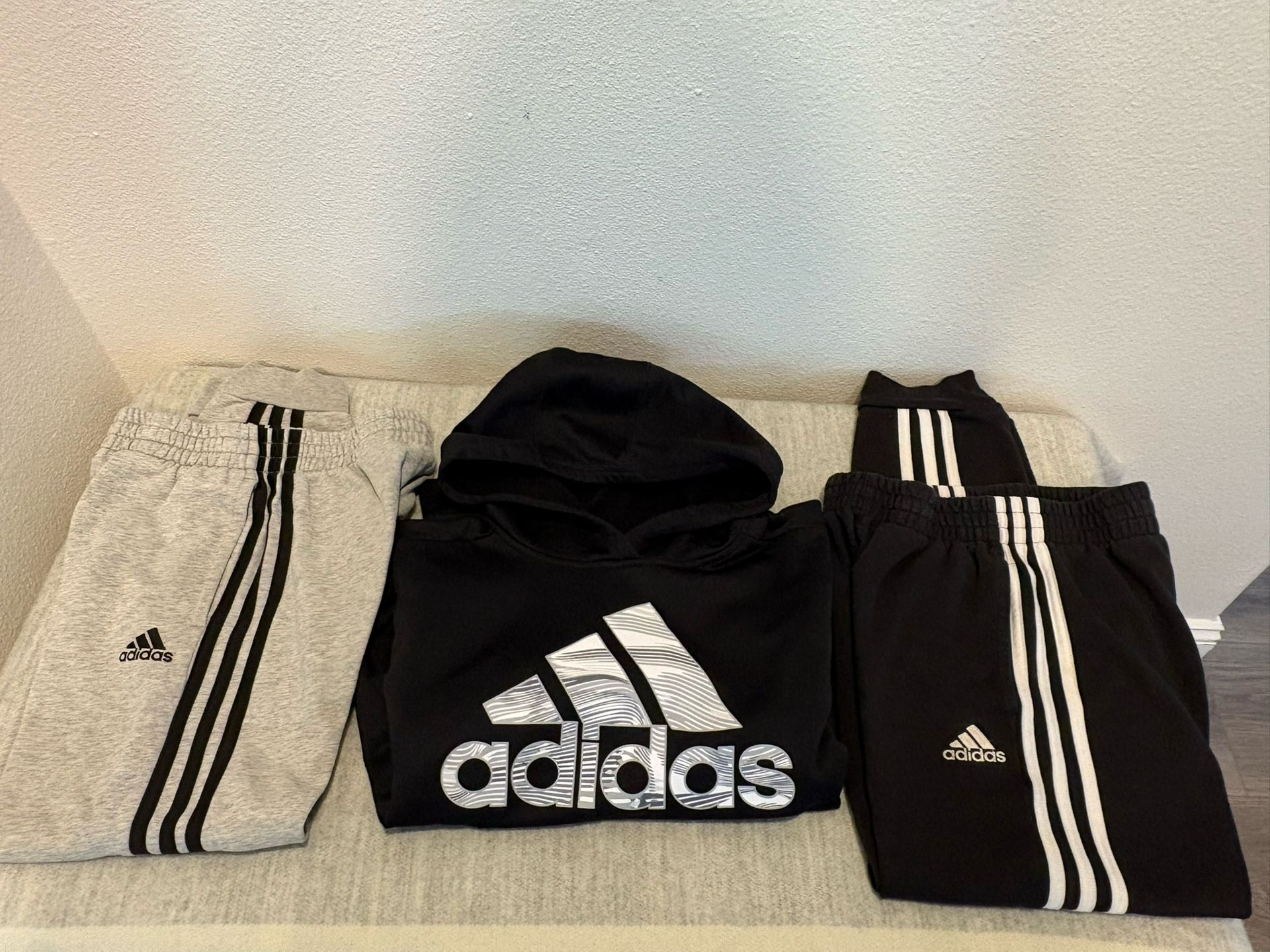 Adidas Boys Sweatshirt & sweatpants Set - size M (10-12) - Simi Valley