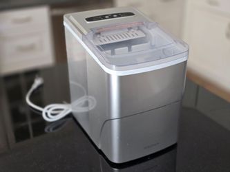 Insignia 26 lb. Portable Countertop Ice Maker - Silver