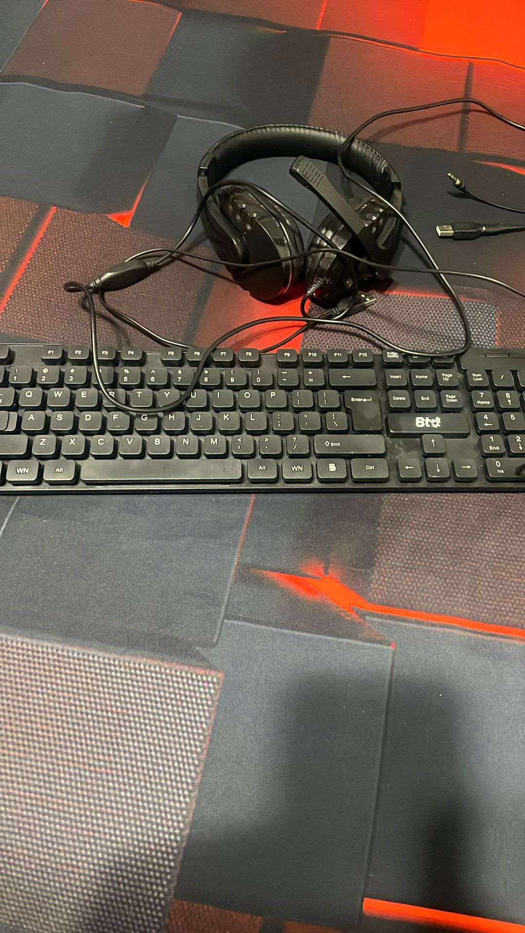 Keyboard with headphone