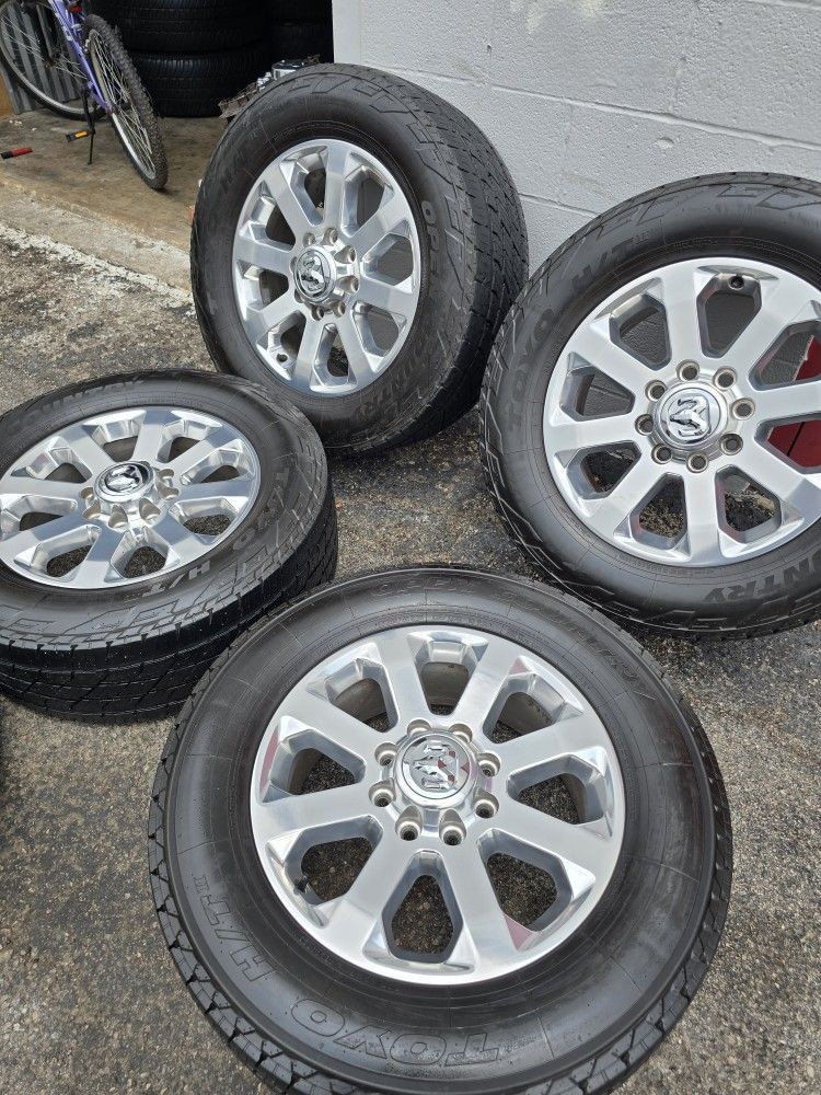 Set Dodge Ram 8 lugs 20 Inch