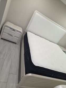 Luxury King Bedroom Set with Two Nightstand and Dresser