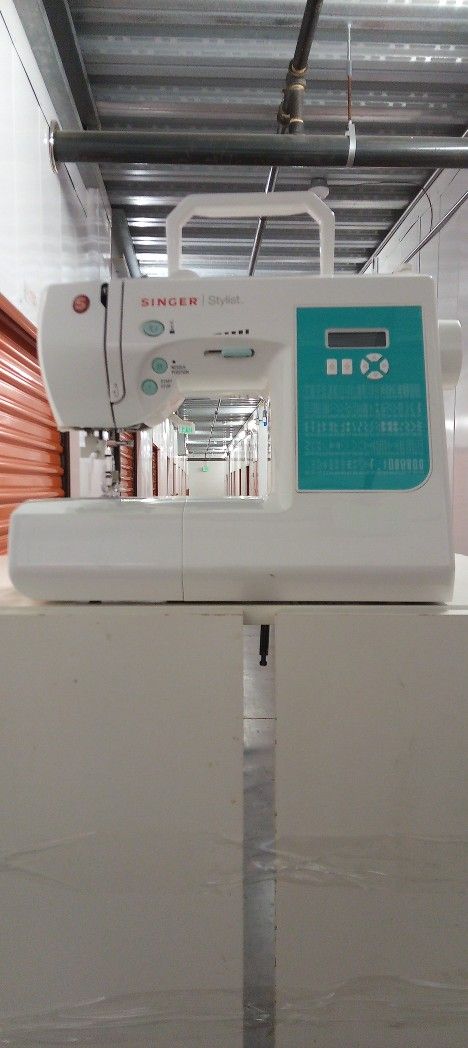 Singer® Stylist™ 7258 Computerized Sewing Machine 
