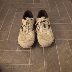 Running Brooks.