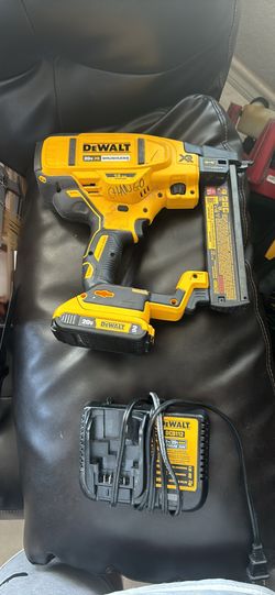DEWALT STAPLE GUN