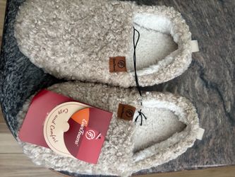 EverFoam women’s slippers size 6-7