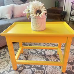 Free  Cute small Coffee  table  Some Dings and scratches but nothing repaint Can be fix 