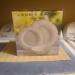 Laurie Gates 12pc MELAMINE DINNERWARE-New