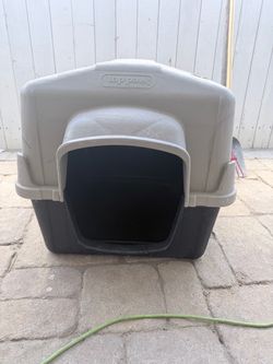 Casita para perro de plástico